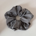 Detail van grijze gestreepte katoenen scrunchie met zachte geplooide textuur - Grijs