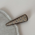 Dettaglio ravvicinato di un fermaglio triangolare con tessuto a quadri stile inglese - Fermaglio Triangolo A Quadri Britannico / Albicocca