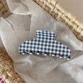 Blau-weiße Gingham Haarklammer aus Acetat in einem natürlichen geflochtenen Korb - Grau Weiß Kariert