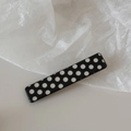 Dettaglio di un fermaglio per capelli rettangolare a pois bianchi e neri su sfondo bianco - Pois-Rettangolo