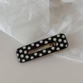Dettaglio del fermaglio rettangolare con pois bianchi su finitura nera lucida e clip - Pois-Rettangolo Vuoto
