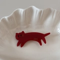 Dettaglio del fermaglio per gatti in acetato rosso scuro con logo France Handmade - Rosso
