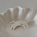 Dettaglio del fermaglio per capelli a forma di gatto bianco con incisione fatta a mano - Bianco Latte