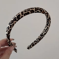 Detalle de coletero con estampado de leopardo y patrón textil retro de estilo clásico - Estilo Diadema de Leopardo