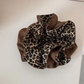 Detalle de un coletero de doble capa con tela marrón oscuro y estampado de leopardo - Estilo Leopardo con Cintura Ceñida