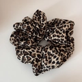 Detalle de la textura con estampado de leopardo y tejido plisado de este coletero grande - Estilo Coletero de Leopardo