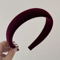 Primer plano de diadema de terciopelo burdeos gruesa con acolchado de esponja suave - Diadema Ancha / Rojo