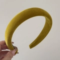 Vista de detalle de la diadema de terciopelo amarillo mostaza y su textura suave - Diadema Ancha / Amarillo