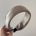 Detailansicht eines verdickten Satin-Schwamm-Haarreifs in Champagner mit Seidentextur - Aprikosenkaffee