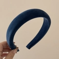 Detalle de la diadema de terciopelo azul marino con borde ancho y costuras de alta calidad - Diadema Ancha / Azul