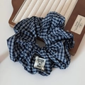 Dettaglio dello scrunchie a quadri bianco e nero con logo orso e perle bianche eleganti - Elastico Quadretti Toppa Orso