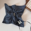 Dettaglio di elastico a scacchi con etichetta orsetto, perla e nastro nero chic - Elastico Quadretti Toppa Orso Quadrato