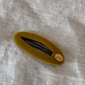 Détail d'une barrette en velours vert olive avec plaque dorée Smile Happy élégante - Jaune