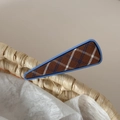Detail der blauen Karo-Stofftextur auf einer dreieckigen Haarspange für Damen - Blau Kariert Dreieck Clip