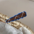 Detailaufnahme einer blau-roten Haarspange mit Karomuster an einem Korb - Blau Kariert Wellen Wassertropfen Clip