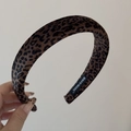 Detail van de fluwelen haarband met luipaardprint en handgemaakt zwart geweven label - Donker Luipaardprint Basis Stijl