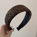 Detail van gewatteerde haarband met luipaardprint, fluwelen textuur en antislip voering - Donker Luipaardprint Brede Stijl
