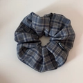 Detailweergave van de donkerblauwe geruite stoffen scrunchie met klassiek patroon - Klassiek Grijs Geruit - Haarelastiekje