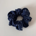 Nahaufnahme eines dunkelblauen Denim-Haargummis mit Herzmuster und weißen Kontrastnähten - Blaues Denim Herz Punktmuster Kleiner Haargummi
