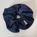 Dettaglio dell'elastico a righe blu navy con fiocco ed etichetta in tessuto Happiness - Blu notte con fiocco floccato