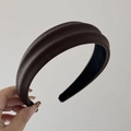 Vue détaillée du serre-tête en tissu côtelé marron montrant la maille et la doublure - Marron