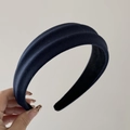 Détail du serre-tête en tissu côtelé bleu marine avec texture rembourrée et doublure noire - Bleu marine