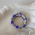 Dettaglio della trama a scacchi viola e bianca sull'elastico per capelli senza cuciture - Quadri Giallo Viola
