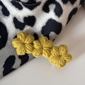 Dettaglio del fermaglio per capelli all'uncinetto con tre fiori gialli fatti a mano - Giallo