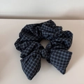 Détail d'un chouchou en tissu à carreaux bleu et noir avec un joli nœud pour cheveux - Style Nœud / Carreaux Noir et Vert