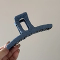 Détail d'une grande pince à cheveux bleu gris enveloppée de cuir avec dents noires - Pince à Cheveux en Cuir-Bleu
