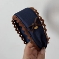 Détail d'un serre-tête en jean avec bordure en dentelle marron et petit nœud ruban élégant - Serre-tête