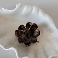 Detail of flower hair claw clip with brown tortoiseshell texture and strong metal spring - Tortoiseshell
