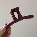 Vue détaillée de la grande pince à cheveux rectangulaire avec texture en cuir bordeaux - Pince à Cheveux en Cuir-Rouge