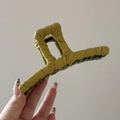 Vue détaillée de la grande pince à cheveux en cuir vert olive avec ressort métallique - Pince à Cheveux en Cuir-Jaune