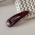 Détail d'une pince à cheveux en cuir bordeaux avec texture grainée litchi - Goutte d'Eau en Cuir Creux BB-Rouge