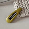 Détail de la pince à cheveux en similicuir jaune avec une texture grainée de qualité - Goutte d'Eau en Cuir Creux BB-Jaune