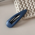 Détail de la texture en cuir bleu marine et de la base en métal de la pince à cheveux - Goutte d'Eau en Cuir Creux BB-Bleu