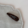 Dettaglio della clip per capelli leopardata vintage con trama classica in tessuto - Clip BB Goccia d'Acqua Leopardata