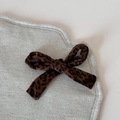Dettaglio di fermaglio per capelli vintage a fiocco leopardato in tessuto scamosciato - Fermaglio Becco d'Anatra Fiocco Leopardato
