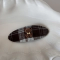 Dettaglio del fermaglio BB ovale a quadri con un simpatico orsetto di peluche marrone 3D - Fermaglio Ovale Orsetto Floccato / Grigio Marrone