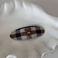 Dettaglio di un fermaglio per capelli ovale a quadri con un dolce orsetto floccato - Fermaglio Ovale Orsetto Floccato / Beige Nero Caffè