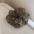 Detailopname van olijfgroene mesh scrunchie met stippen op zachte fleece stof - Groen