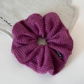 Primer plano de coletero de punto magenta con textura de lana suave y etiqueta Fashion - rosa intenso