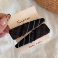 Détail de pinces à cheveux en tissu à carreaux faites main avec bords effilochés sur carte - Café Noir