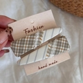 Détail de barrettes à cheveux en tissu écossais avec bords effilochés faits main - Blanc Cassé