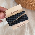 Détail de barrettes à cheveux faites main avec tissu à motif écossais bleu et noir sur carte kraft - Noir Vert