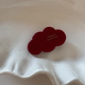 Detail von roter Haarspange in Wolkenform aus Acetat mit goldener Handarbeit-Gravur - Wolkenform / Acetat-Blumenclip - Rot