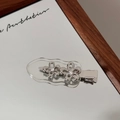 Détail d'une pince à cheveux fleur argentée avec cristaux et touches acryliques - Pince Bec de Canard Transparente Sans Trace / Transparent