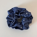 Detailweergave van donkerblauwe scrunchie met witte hartjesprint en fijne streeptextuur - Blauw Denim Hartpatroon
