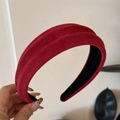 Primer plano de la diadema de terciopelo burdeos con textura plisada y diseño acolchado - Rojo